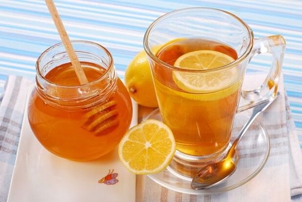 Agua con miel un snack saludable en una dieta de miel de trigo sarraceno