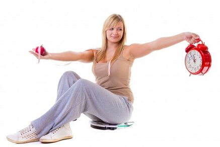 Una chica que quiere adelgazar come sano y según un régimen