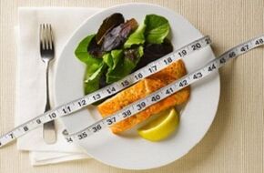 Pescado con ensalada para adelgazar con una dieta proteica