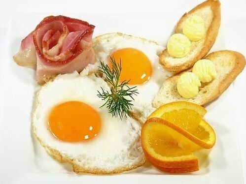 huevos fritos con tocino como alimento prohibido para la gastritis