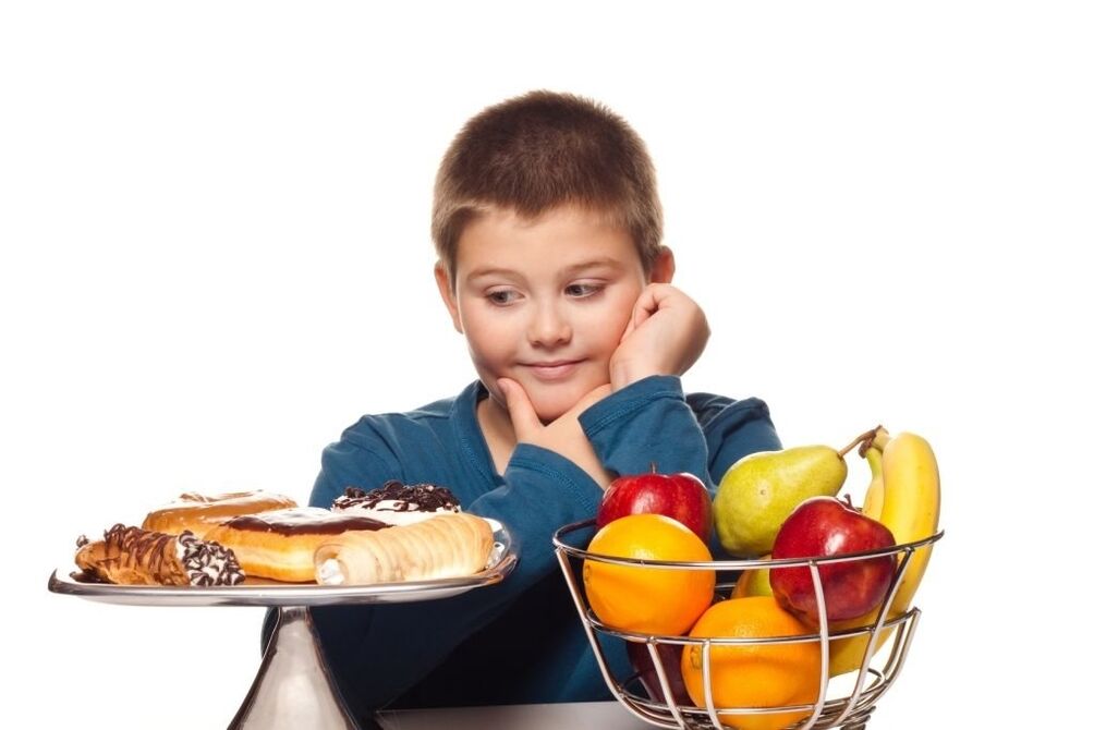 Eliminar los alimentos azucarados poco saludables de la dieta de un niño en favor de la fruta. 